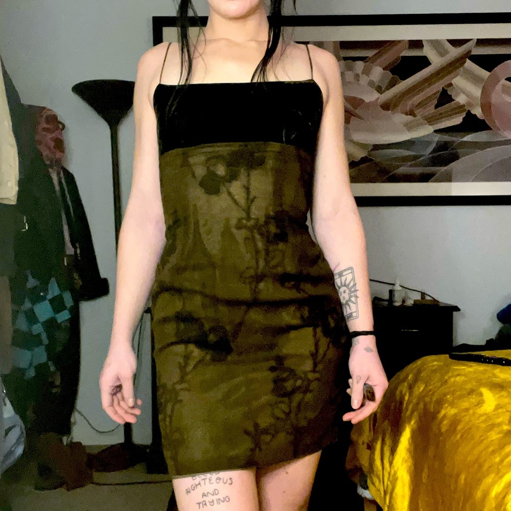 Gorgeous spaghetti strap & velvet vintage Laundry 90’s minidress